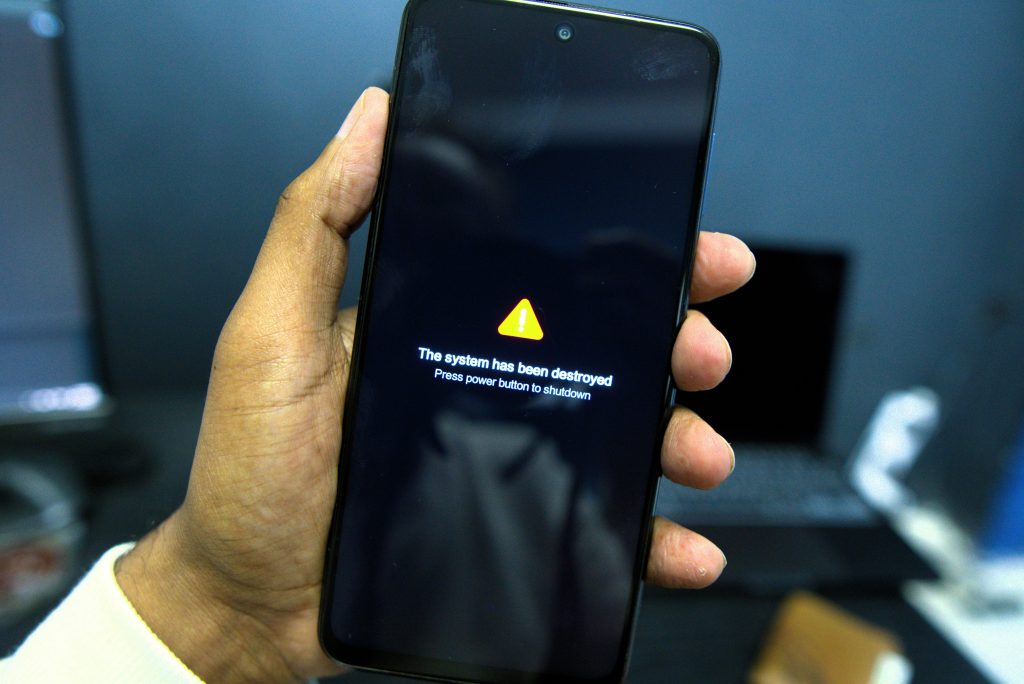 signs your phone is hacked - smartphone displaying system warning messege