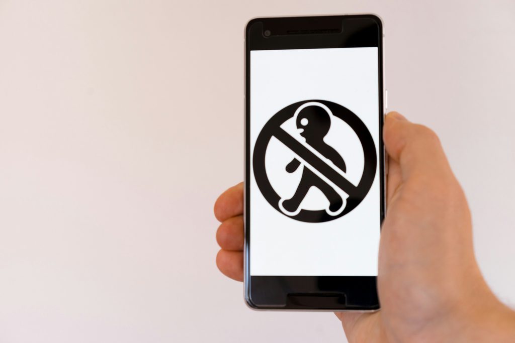 how to tell if someone is spying on your phone warning signs